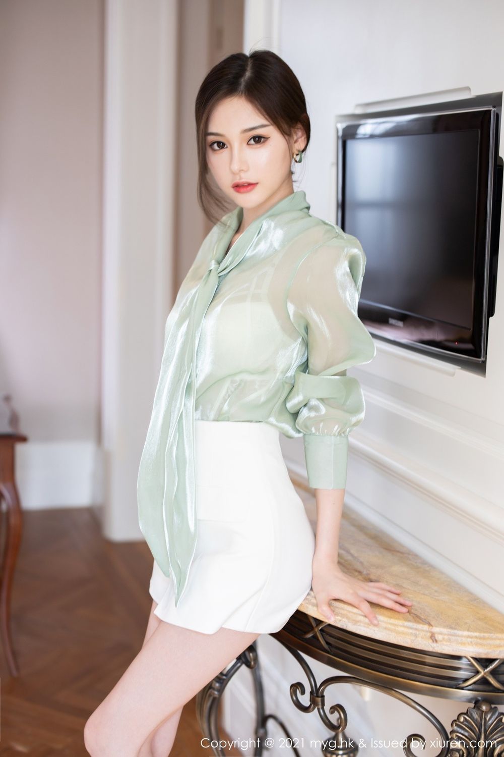 [MyGirl美媛馆] 美女模特小夕juju – 淡雅轻透服饰半遮半掩性感写真 VOL.535