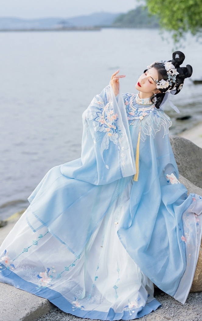 汉服美女裙摆飞扬仙气飘飘图片