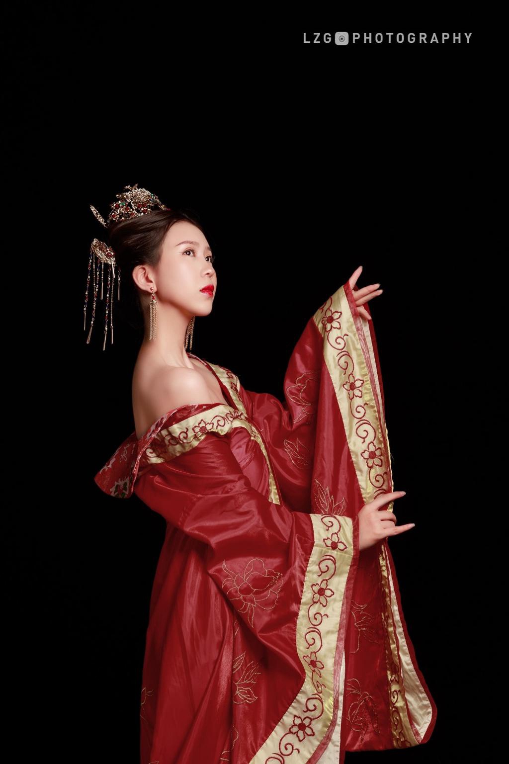 古装美女小露香肩风情万种图片