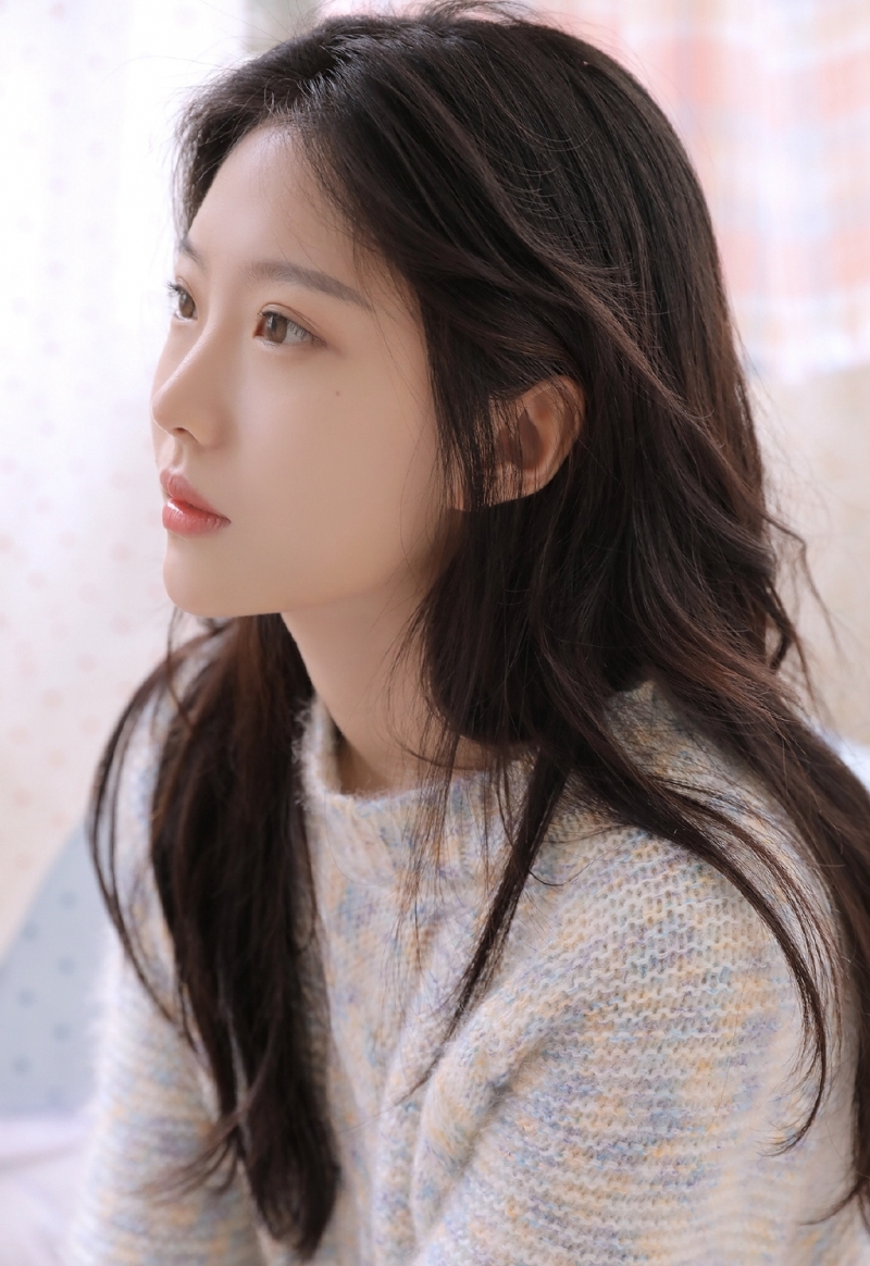 长发美眉超短裤大长腿床上写真