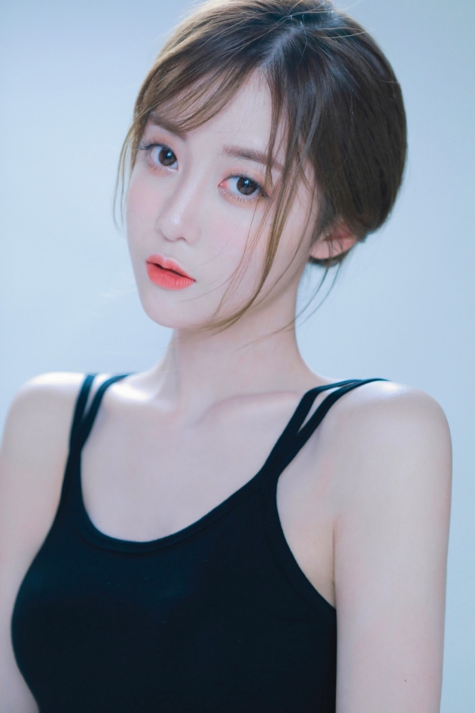 优雅美女吊带短裙白皙肌肤美图