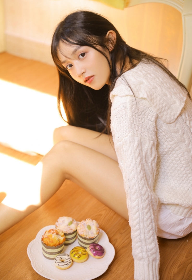 阳光下的长发美女漂亮脸蛋写真