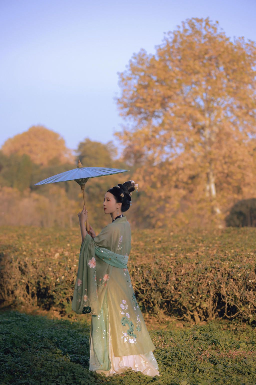 撑着油纸伞的汉服美女古风摄影