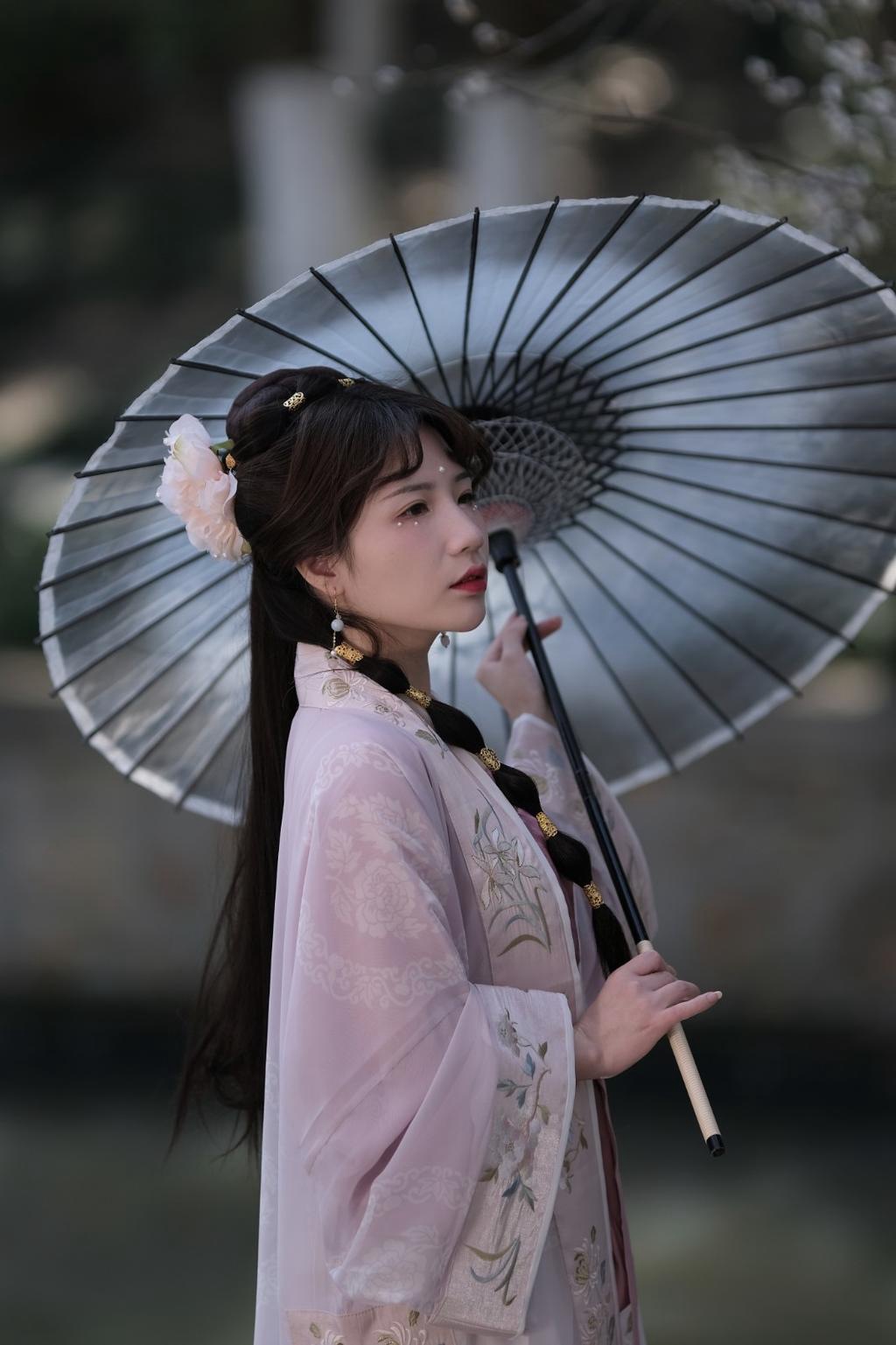 汉服美女桃花树下唯美浪漫图片