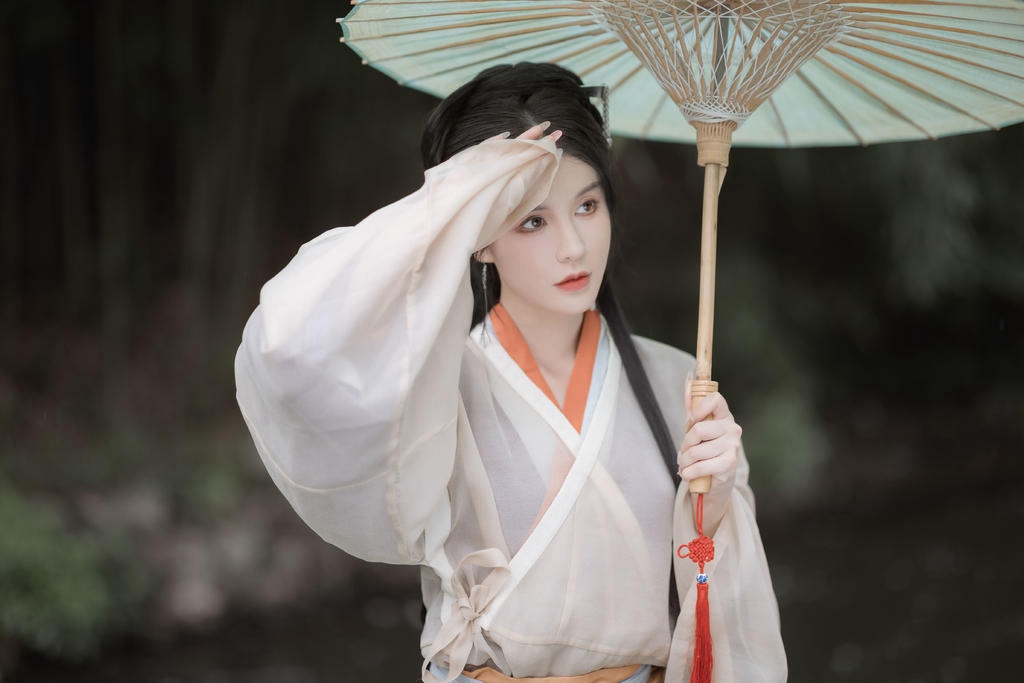 小溪边的古装美女饮茶赏景图片