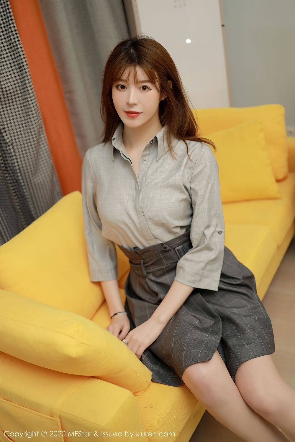 [MFStar模范学院] 美女模特yoo优优 – 灰色系职场OL制服明艳写真 Vol.424