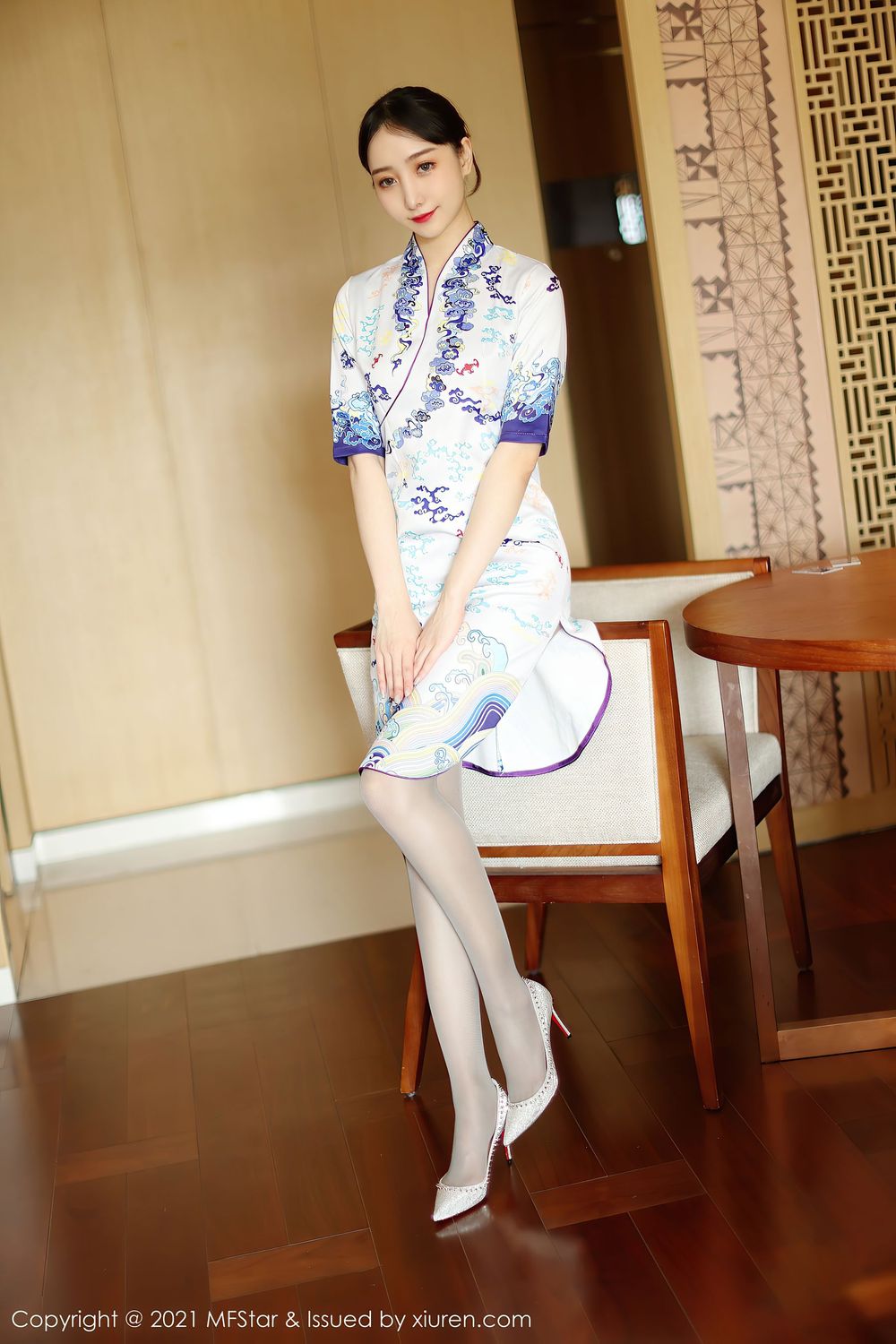 [MFStar模范学院] 美女模特水水er – 古典旗袍与现代丝袜丽江旅拍 Vol.490