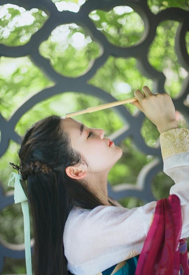 端庄典雅汉服美女精致侧颜图片