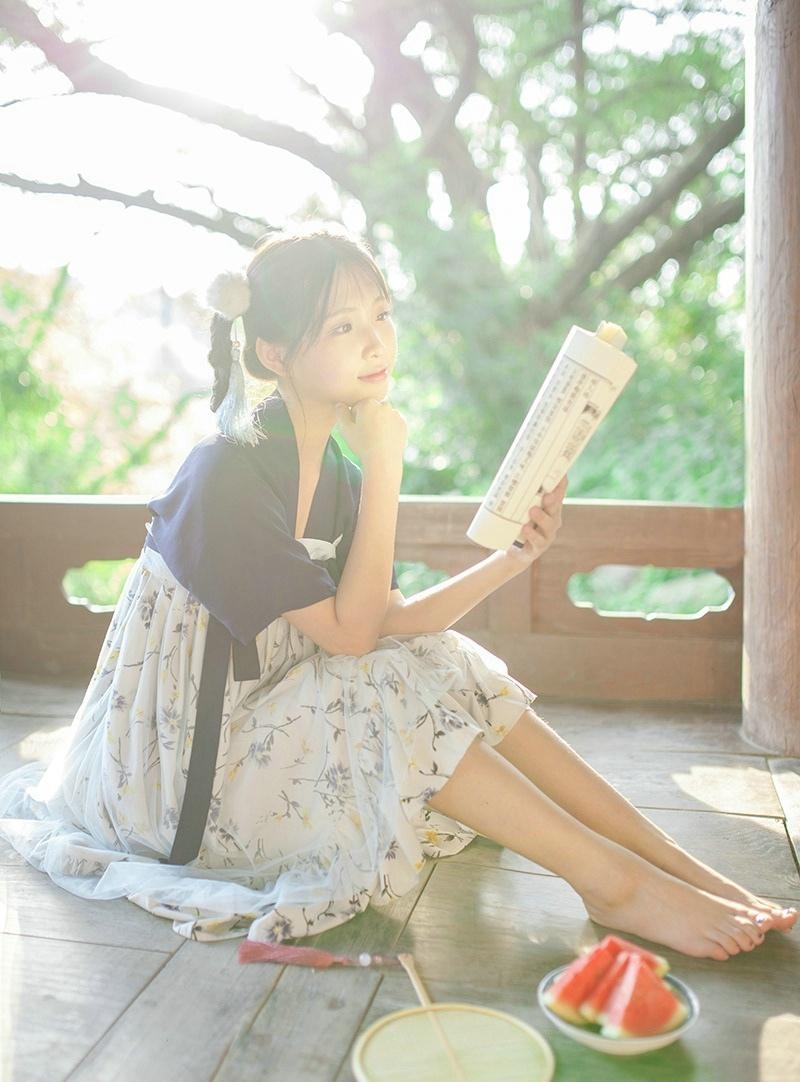 吃西瓜的汉服少女娇小玲珑图片
