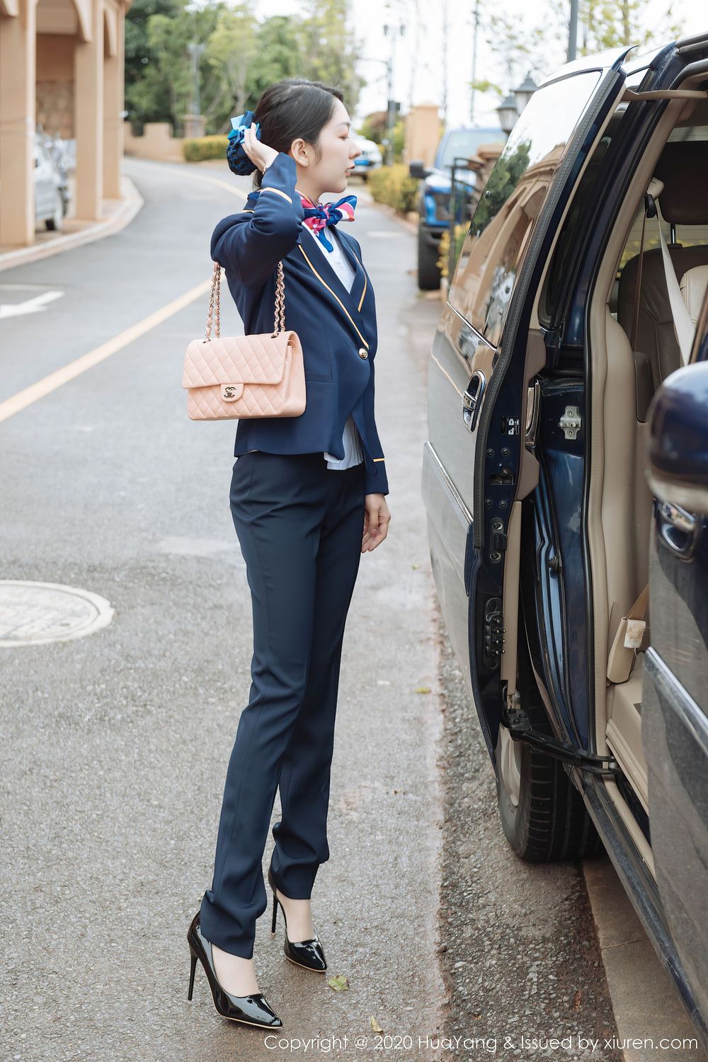 [HuaYang花漾] 性感女神Angela小热巴 – 职业装车拍系列云南旅拍 Vol.248