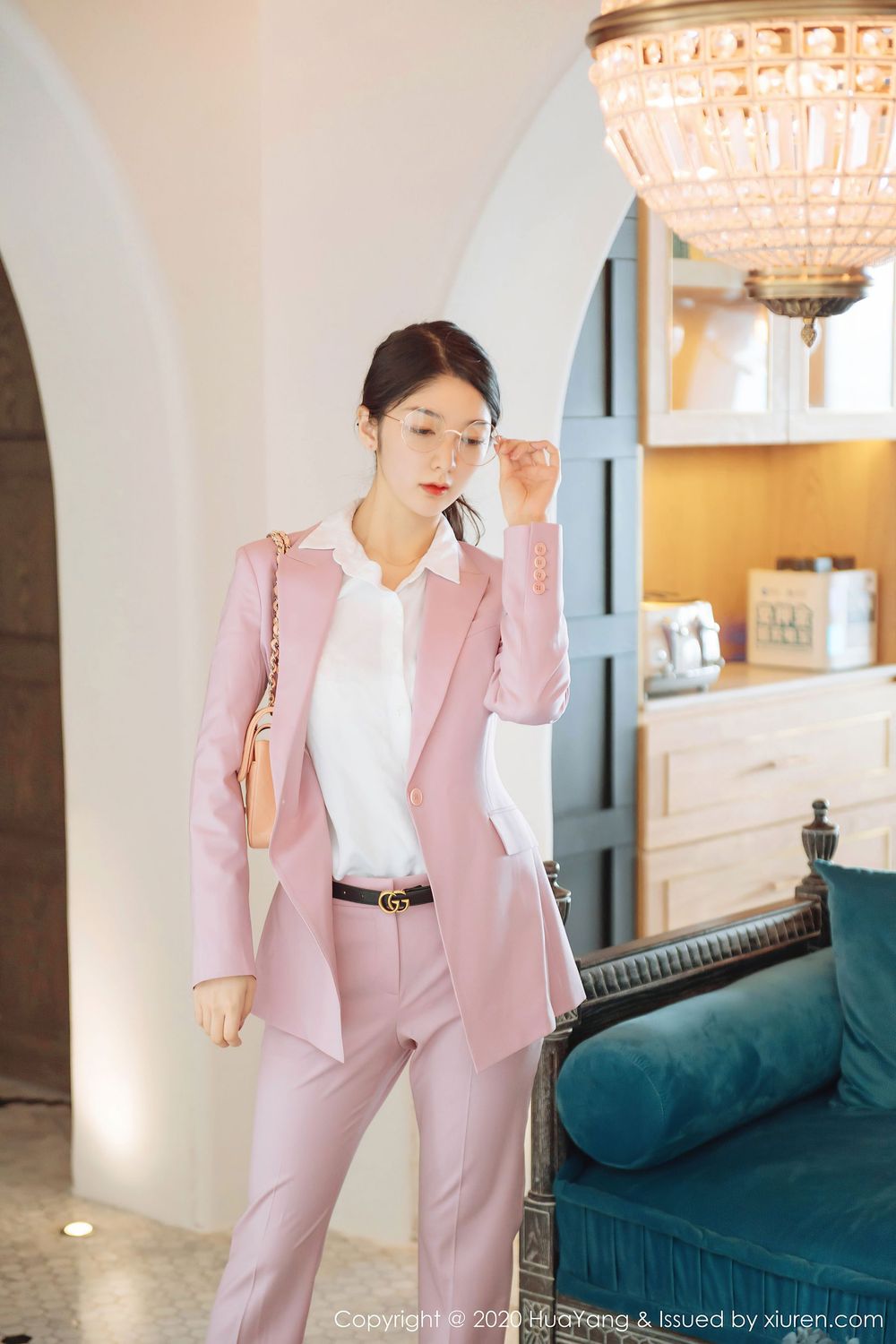 [HuaYang花漾] 性感女神Angela小热巴 – 粉红西装+黑丝系列云南旅拍 Vol.255