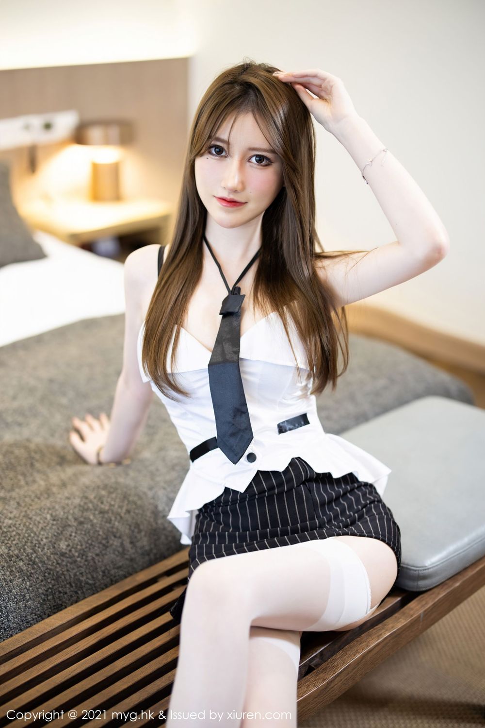 [MyGirl美媛馆] 新人模特美桃酱 – 白丝吊袜+黑色内衣杭州旅拍 Vol.571