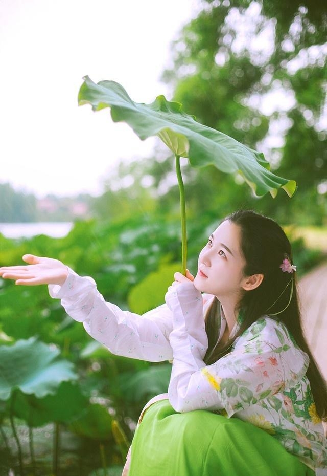 荷塘边的汉服少女清新脱俗图片