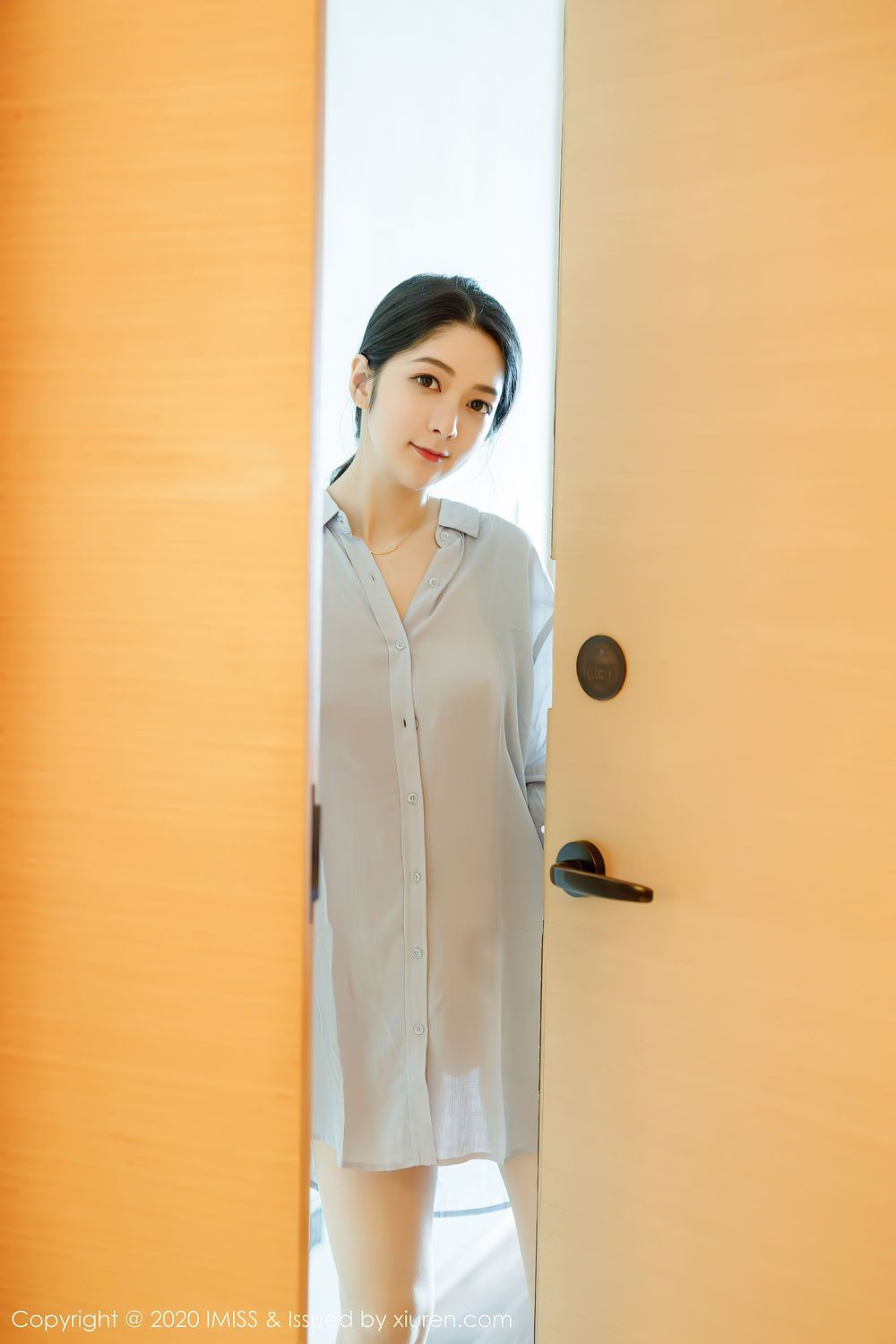 [IMiss爱蜜社] 性感女神Angela小热巴 – 女友视觉衬衫系列写真 Vol.499