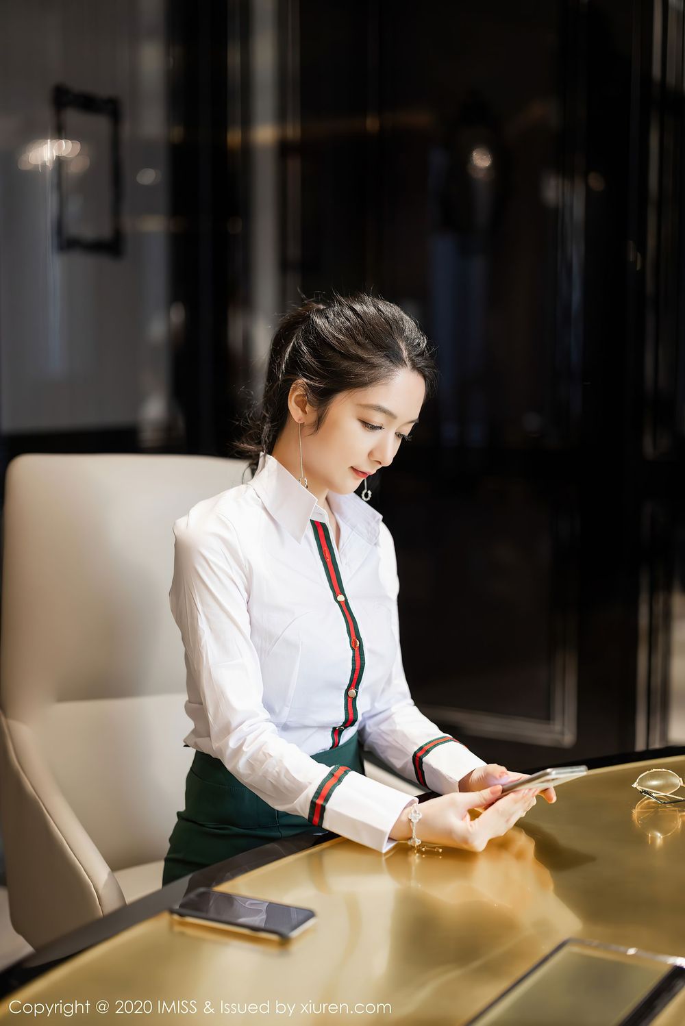 [IMiss爱蜜社] 美女模特Angela小热巴 – 职业OL都市风格系列写真 Vol.521