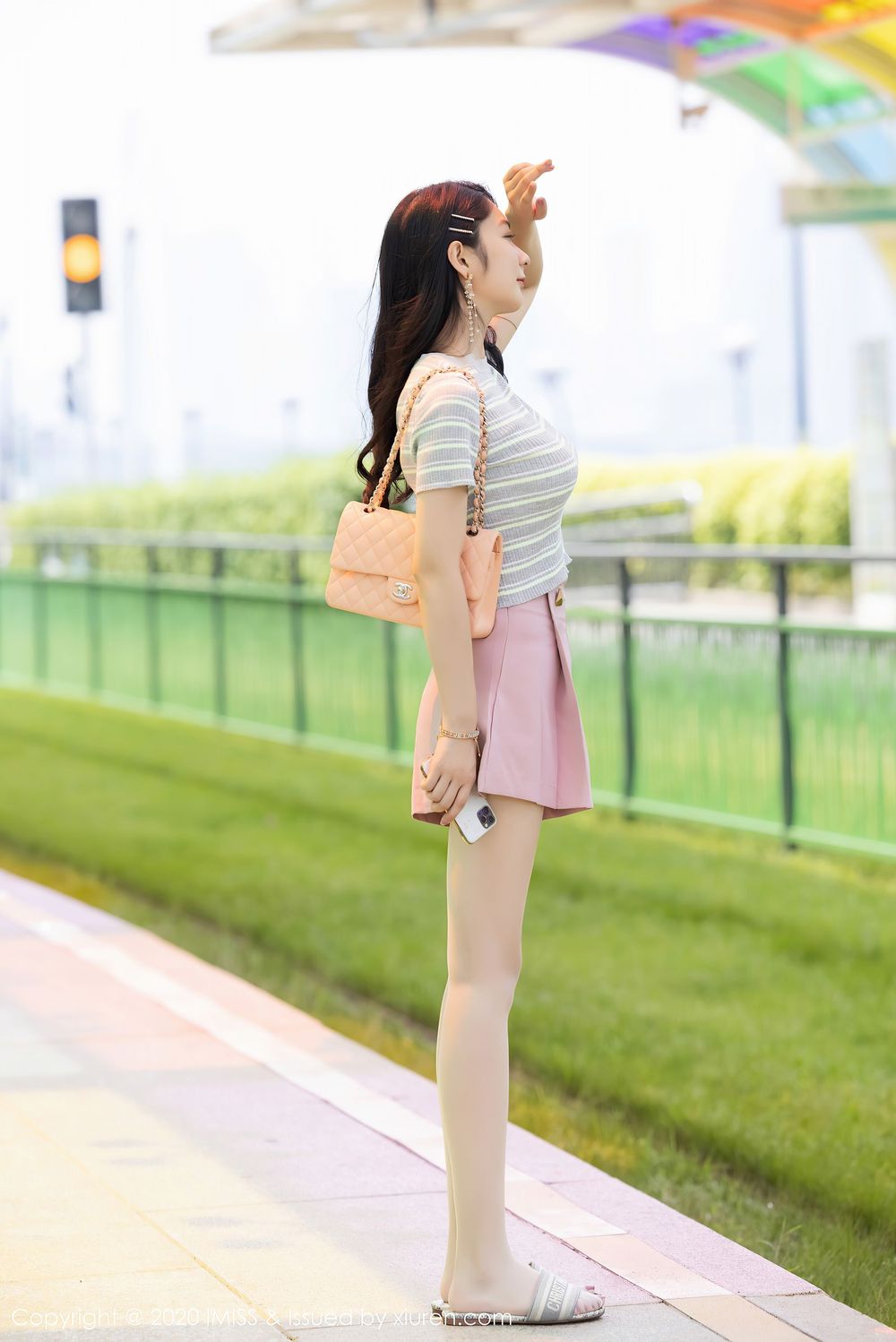 [IMiss爱蜜社] 性感女神Angela小热巴 – 靓丽车拍与美腿系列诱人写真 Vol.526