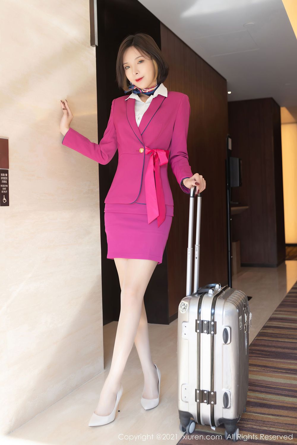 [XiuRen秀人网] 美女模特陈小喵 – 空姐制服下班后娇媚系列写真 No.3261