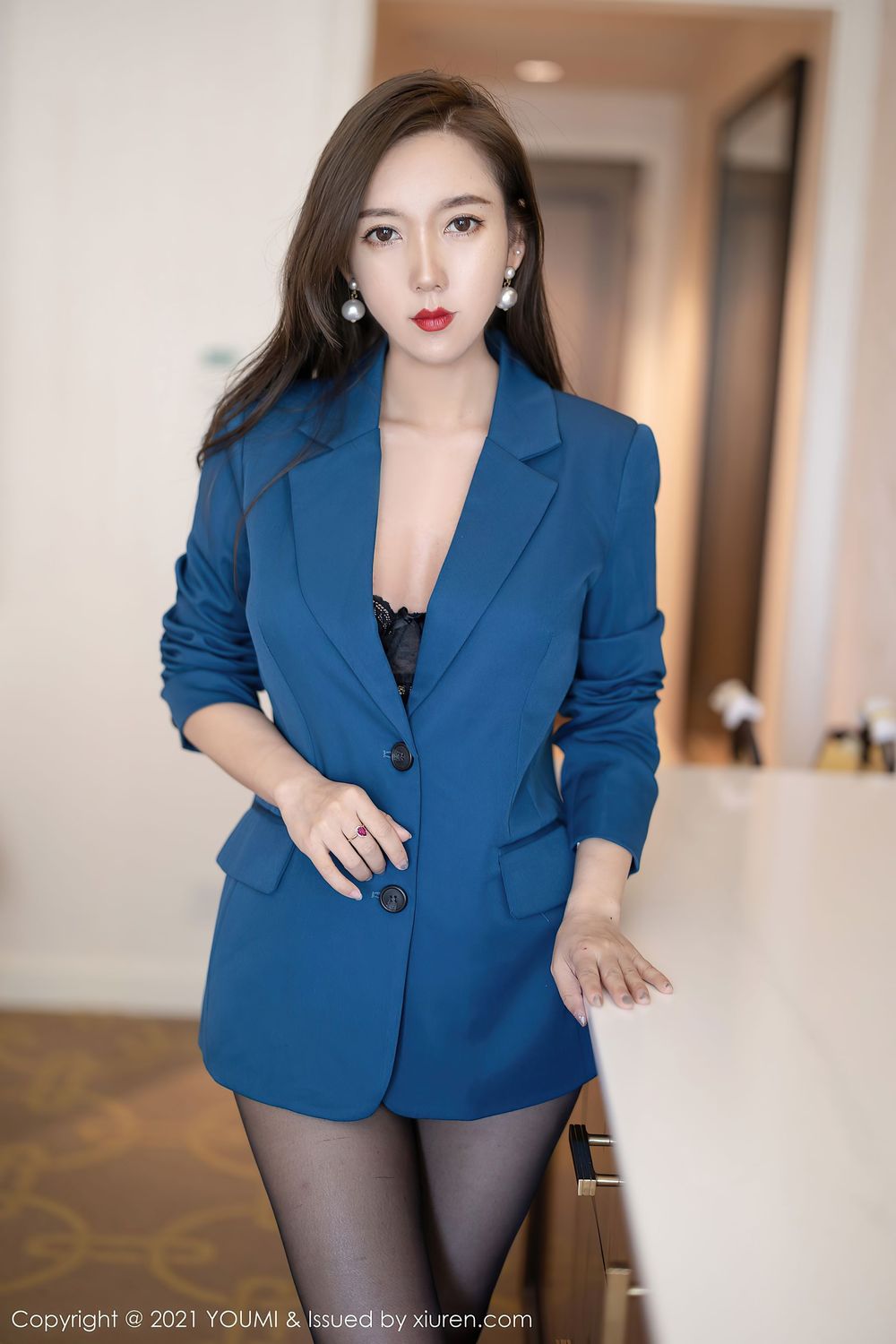 [YouMi尤蜜荟] 美女模特艾静香 – 镂空内衣+黑丝气息澳门旅拍 Vol.643