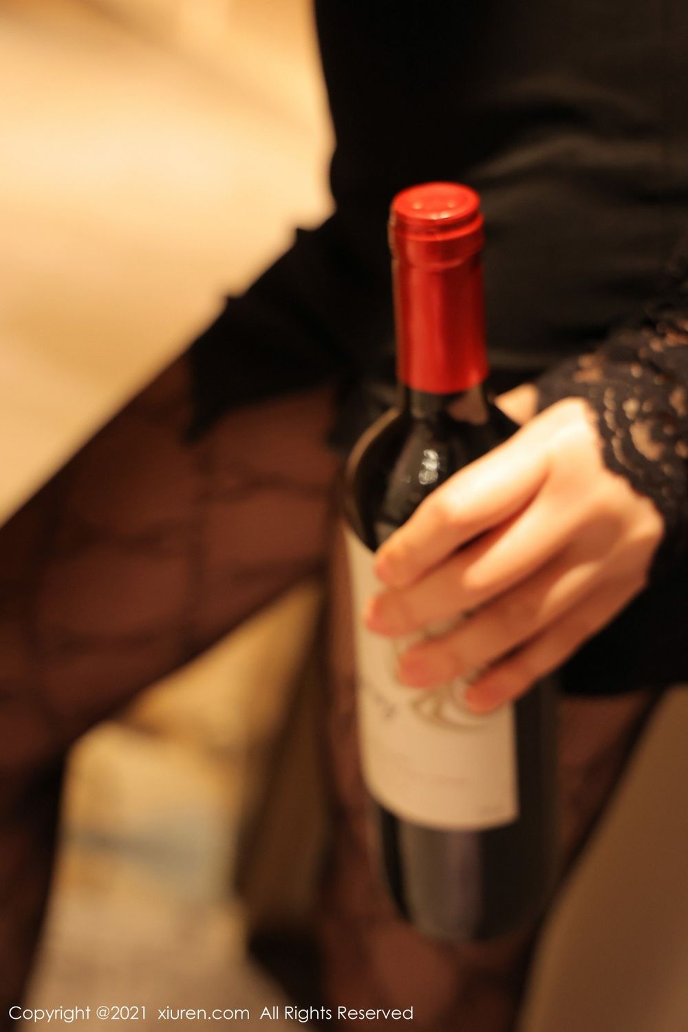 [XiuRen秀人网] 新人模特summer宝宝 – 独自买醉后系列性感写真 No.3965