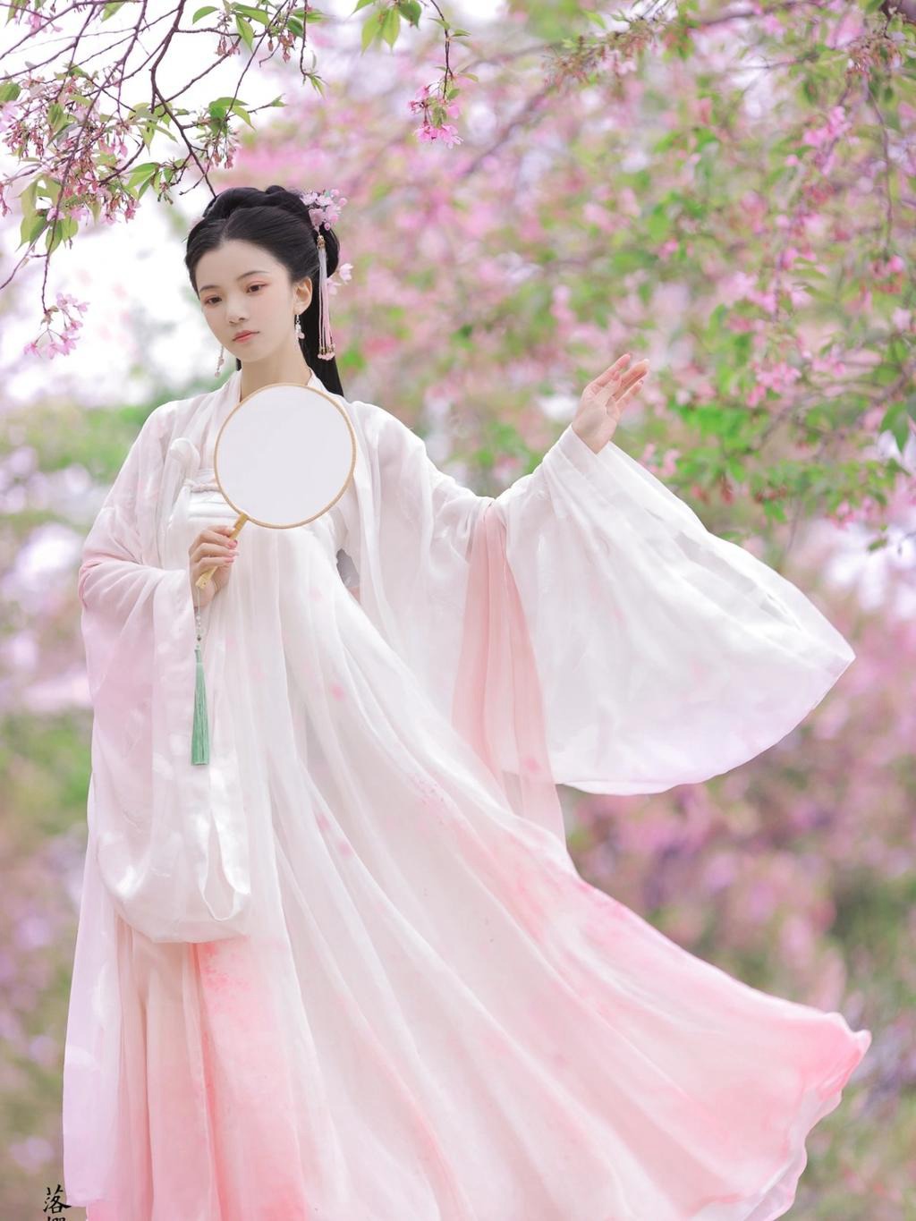 古装美女樱花树下唯美浪漫写真