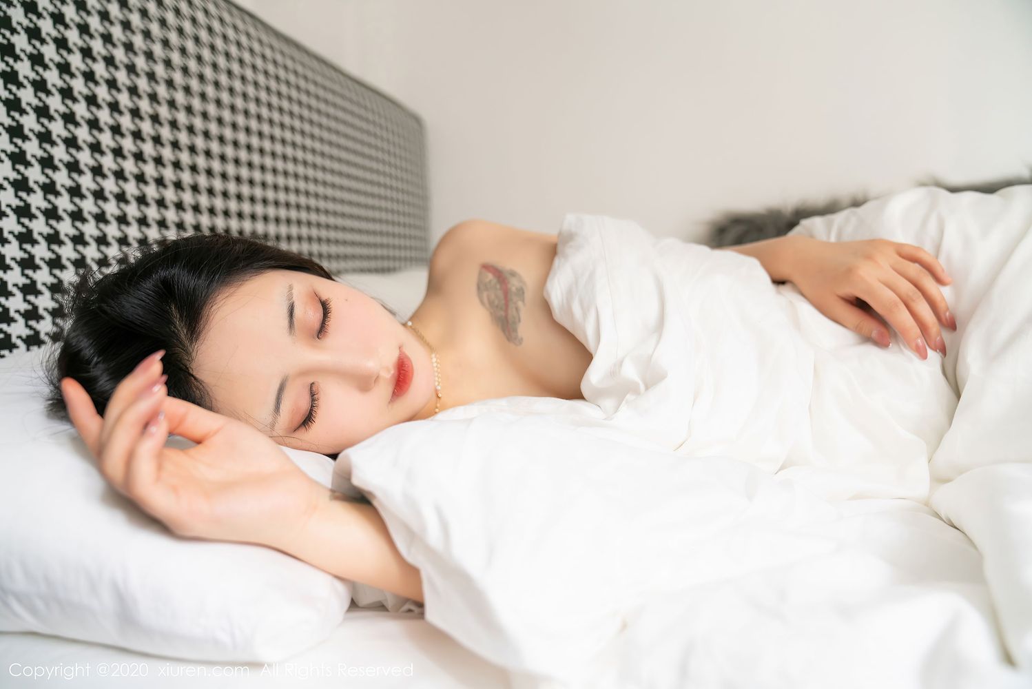 [XiuRen秀人网] 美女模特林子欣Freya – 紫色小女人早晨系列心愿旅拍 No.2419