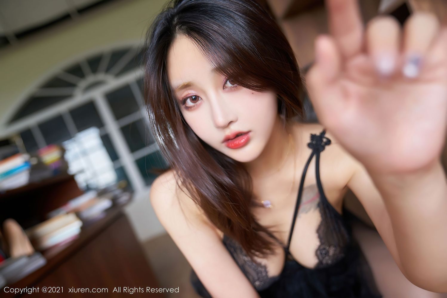 [XiuRen秀人网] 美女模特林子欣Freya – 黑色镂空薄透服饰心愿旅拍 No.3311