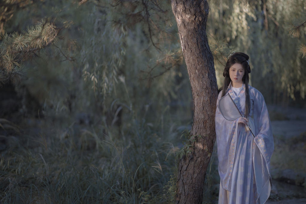 长发及腰古装美女秀色可餐图片