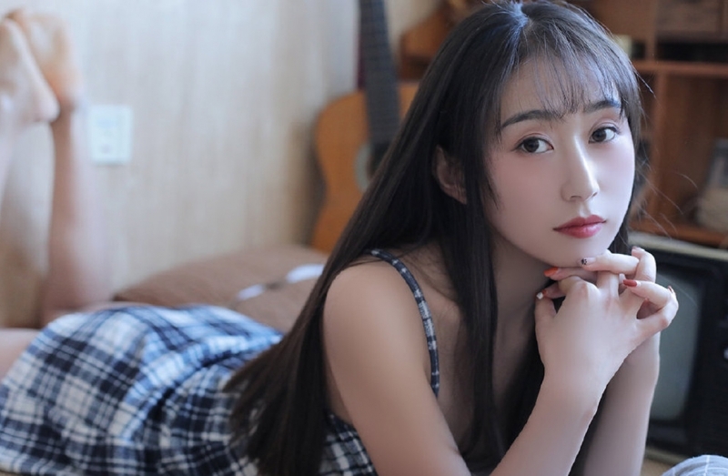 邻家女孩吊带香肩清纯动人图片