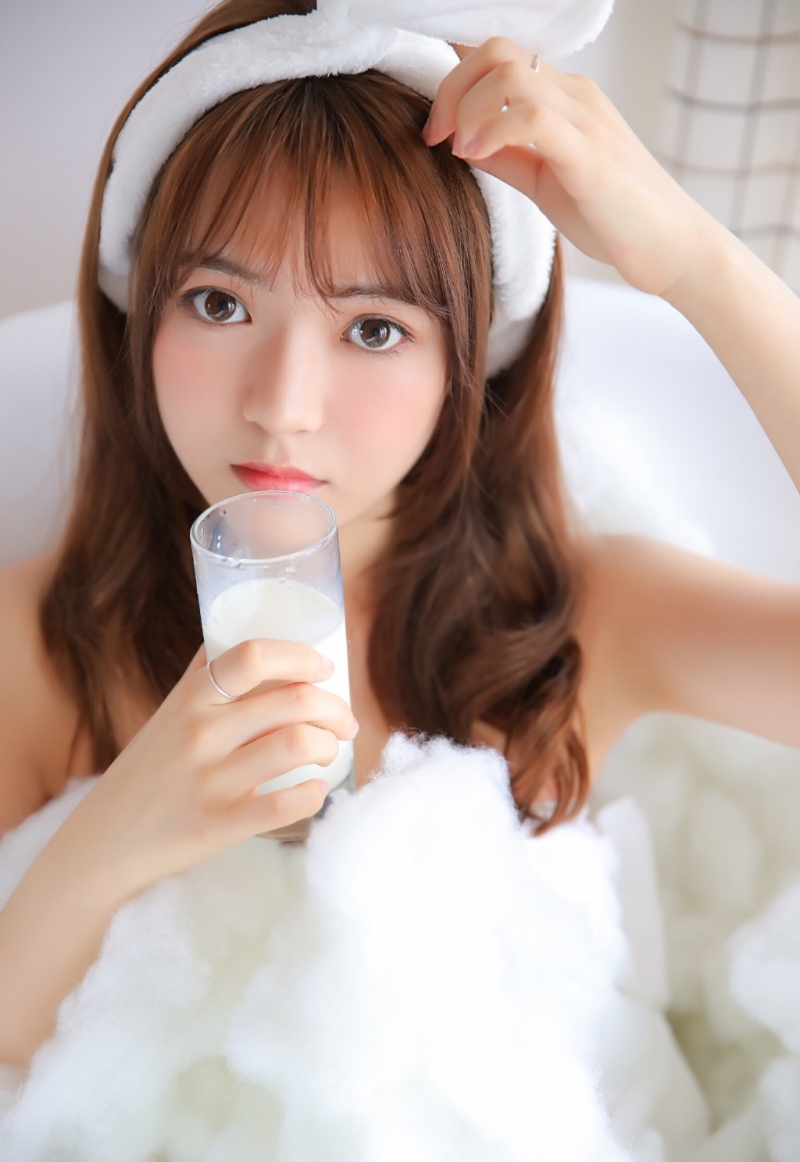 浴巾美女香肩锁骨室内个人写真