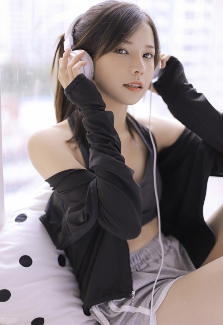 马尾辫小姐姐露脐装超短裤写真