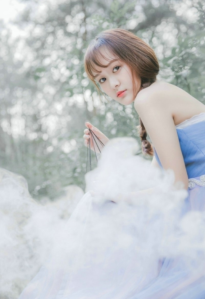 森系美女抹胸长裙香肩锁骨图片