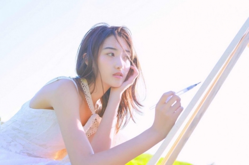 白裙美女香肩锁骨清新可人图片