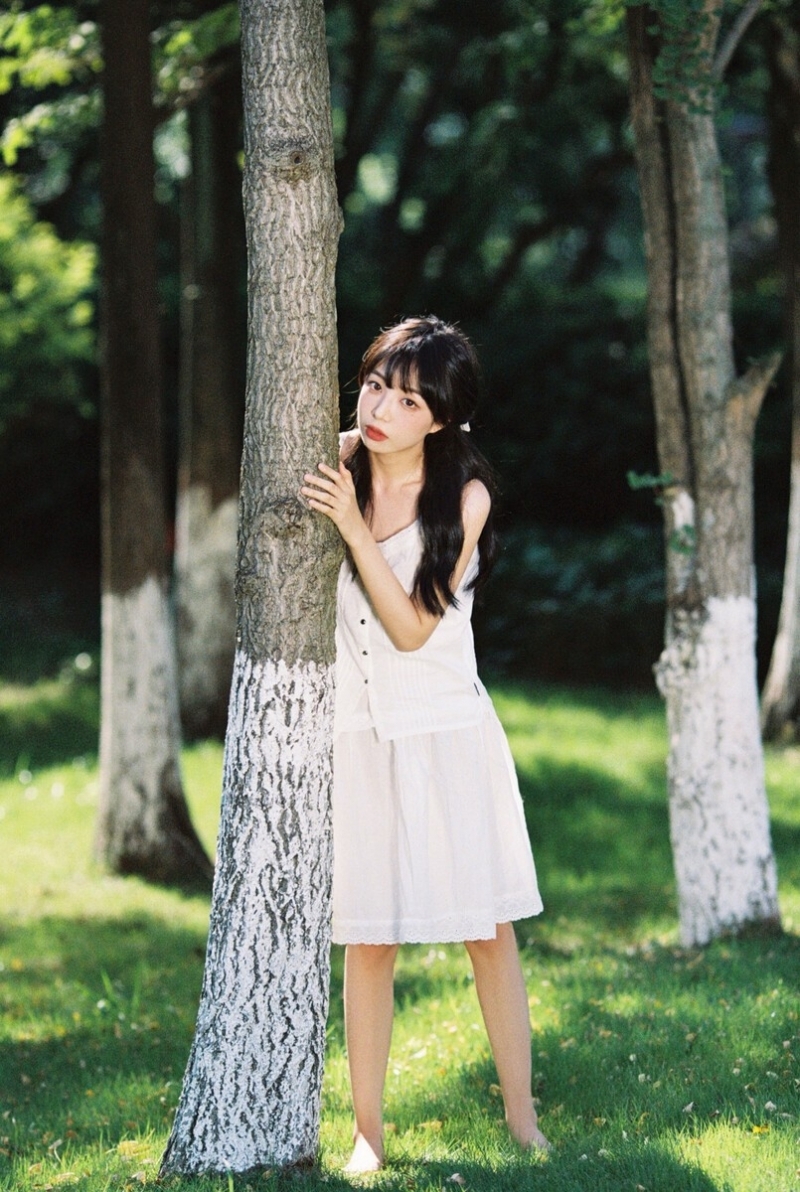 森系美女长发披肩清新甜美写真