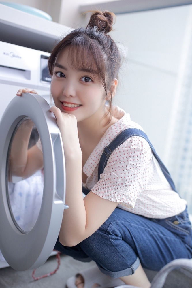 丸子头少女牛仔背带裤精选图片