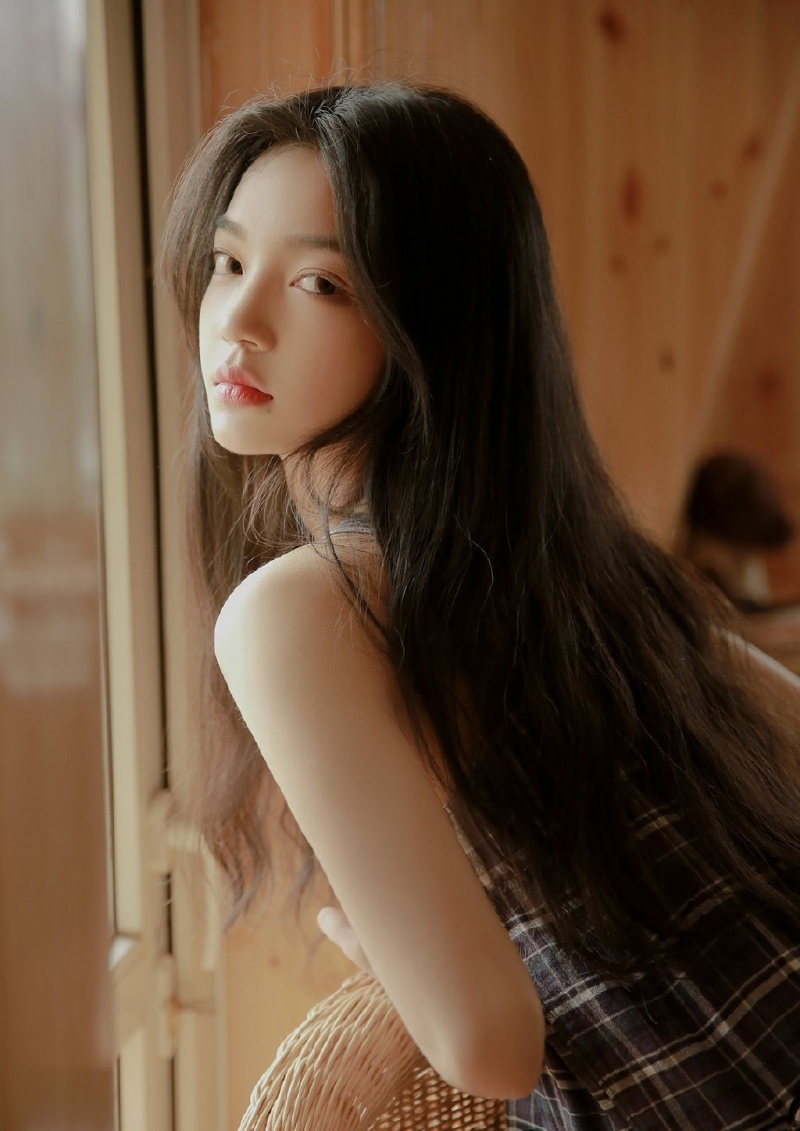 居家美女长发及腰美丽大方写真