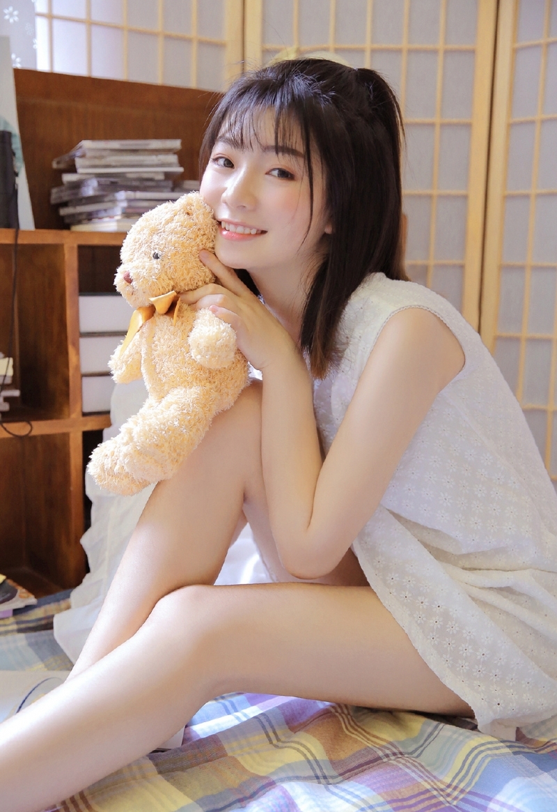 娃娃脸萌妹子甜美笑容私房写真