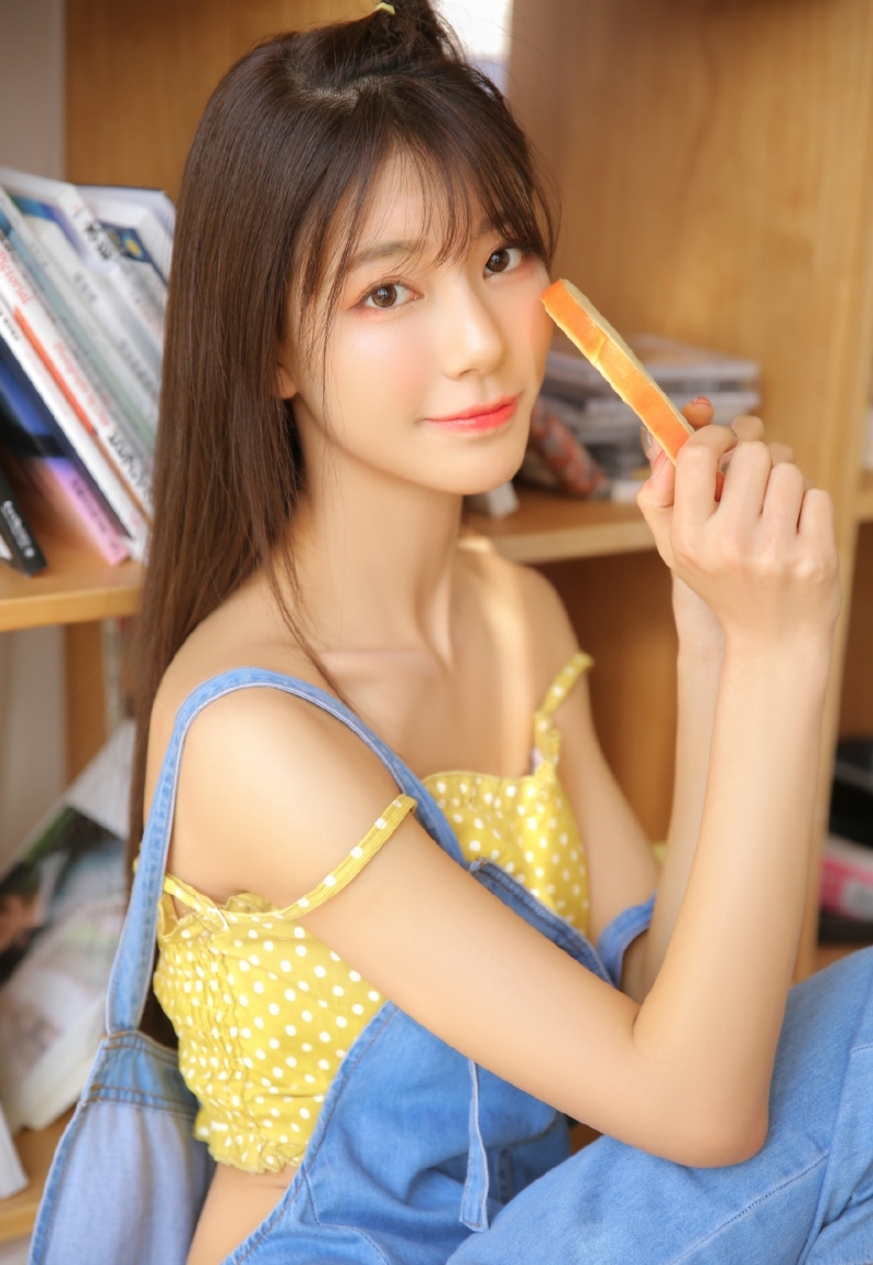 牛仔背带裤美少女吊带香肩写真