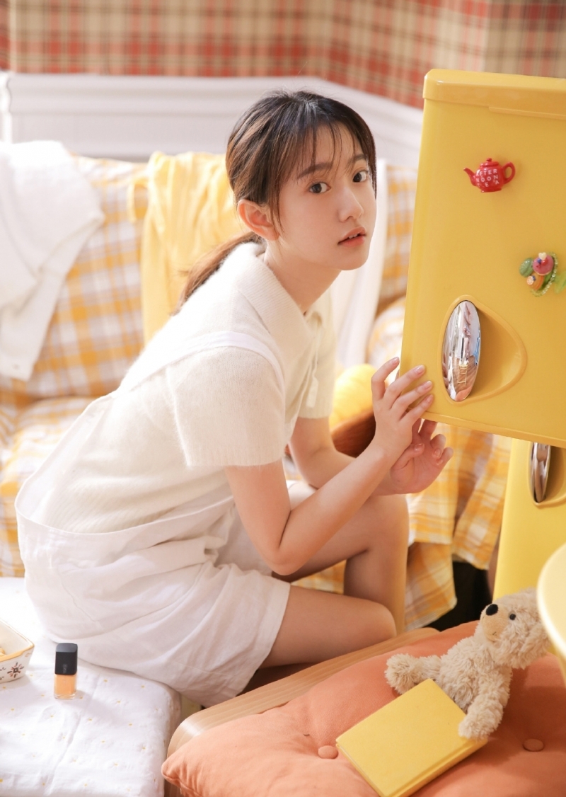 沙发美女修长美腿室内个人写真