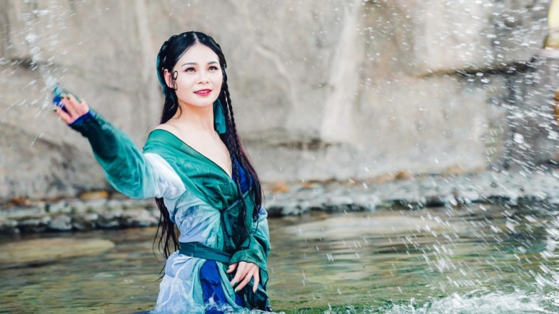 古装美女大尺度露背香肩半裸妩媚图片