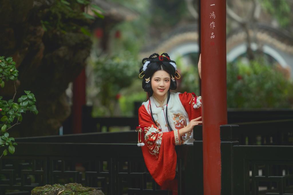 汉服少女浓眉大眼唇红齿白图片