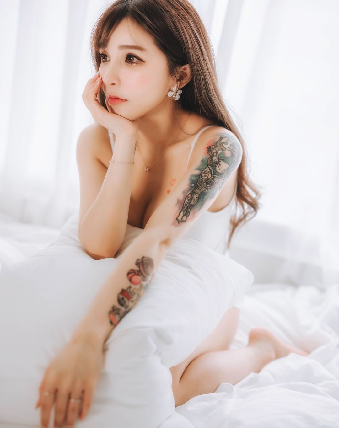 萝莉糖糖化身性感皮卡丘，蜜桃臀狂放十万伏特